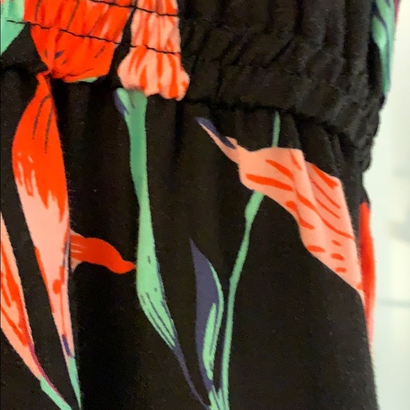 NWT Mink Pink Floral Romper With Pockets - Picture 5 of 7